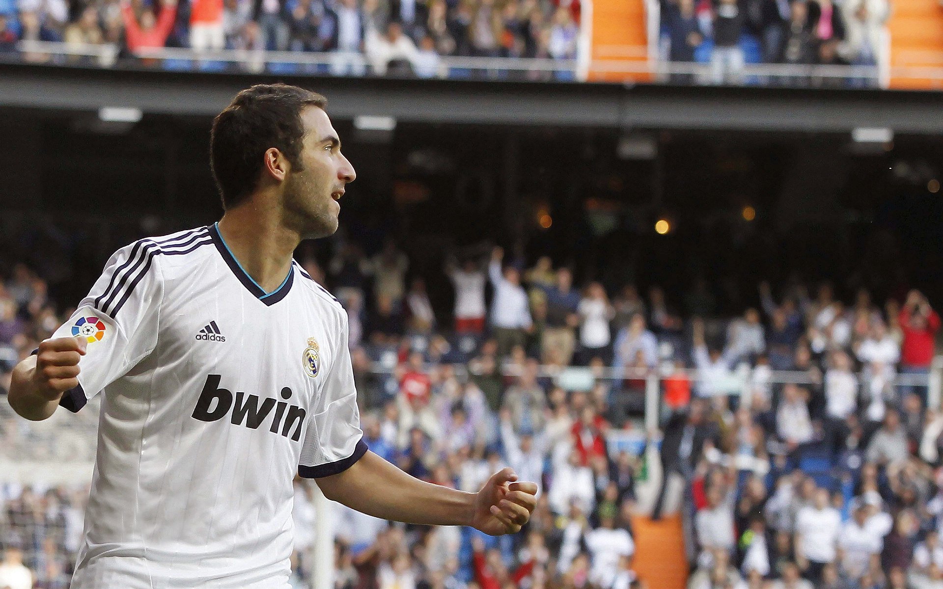 欧冠赛场多支豪门展开激烈角逐